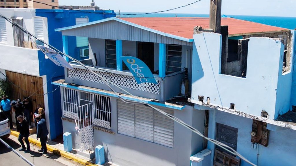  Entregan dos casas del proyecto Blue Roof en La Perla 