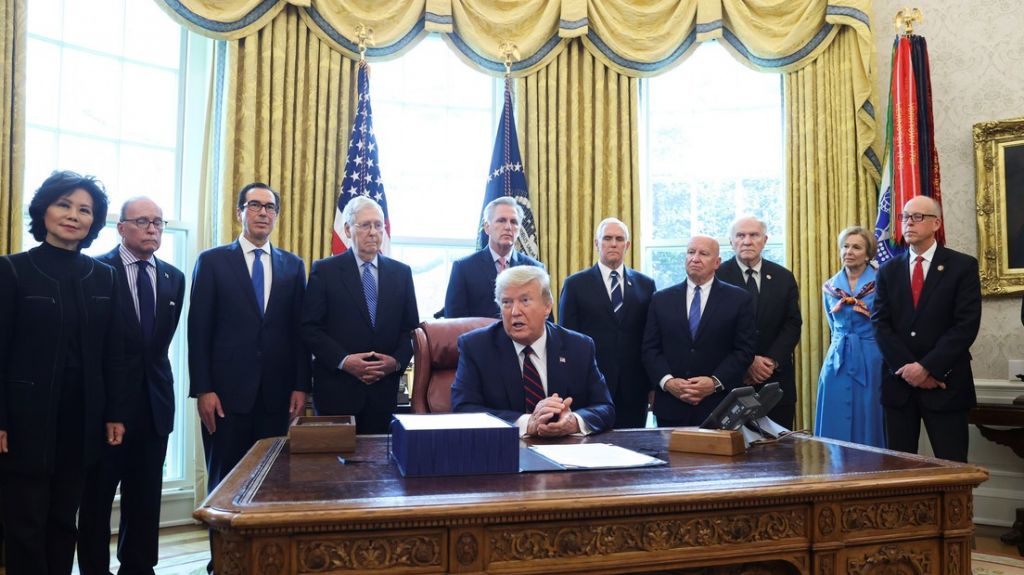  Trump ordena a General Motors producir aparatos de respiraci&oacute;n artificial bajo la Ley de Producci&oacute;n de Defensa 