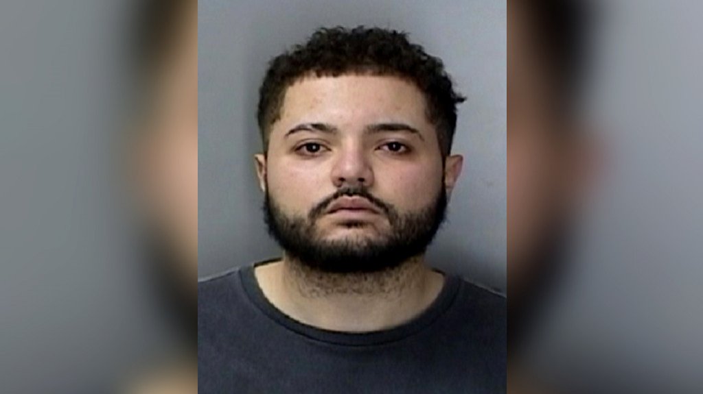  Arrestan a individuo que le vendi&oacute; una pistola y un rifle a un agente encubierto 