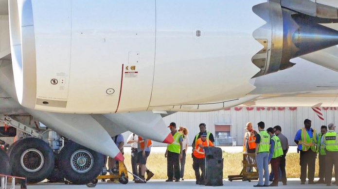 AviÃ³n de carga regresa a aeropuerto de Miami tras reventÃ³n en neumÃ¡ticos