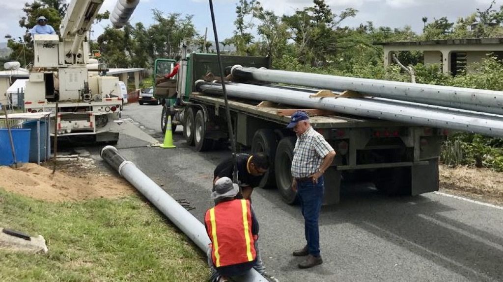  Instalan postes para energizaci&oacute;n en Juncos 