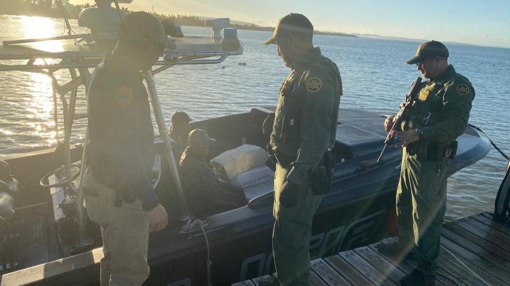  Patrulla Fronteriza, FURA arrestan a 5 dominicanos y confisca 182 kilos de coca&iacute;na cerca de la costa oeste de Puerto Rico 