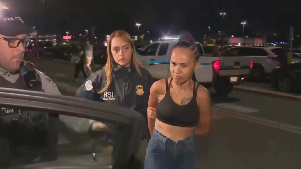  VIDEO:Federales arrestan a mujer por prostituir a su prima menor de edad con discapacidad 