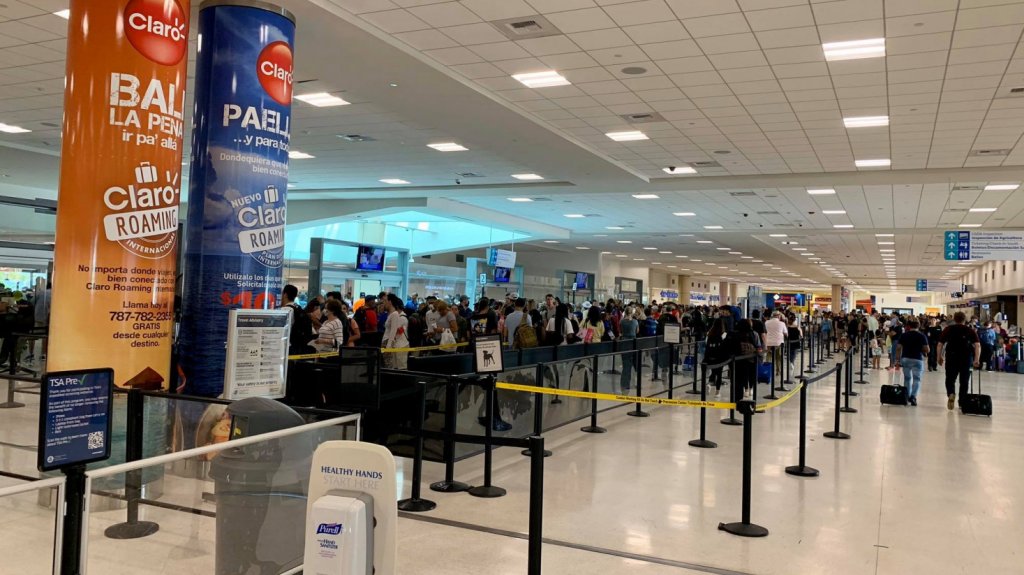  Presentan resoluci&oacute;n en la C&aacute;mara para investigar masivas cancelaciones de vuelos, especialmente de l&iacute;nea a&eacute;rea Spirit, que han afectado a casi cuatro mil pasajeros 