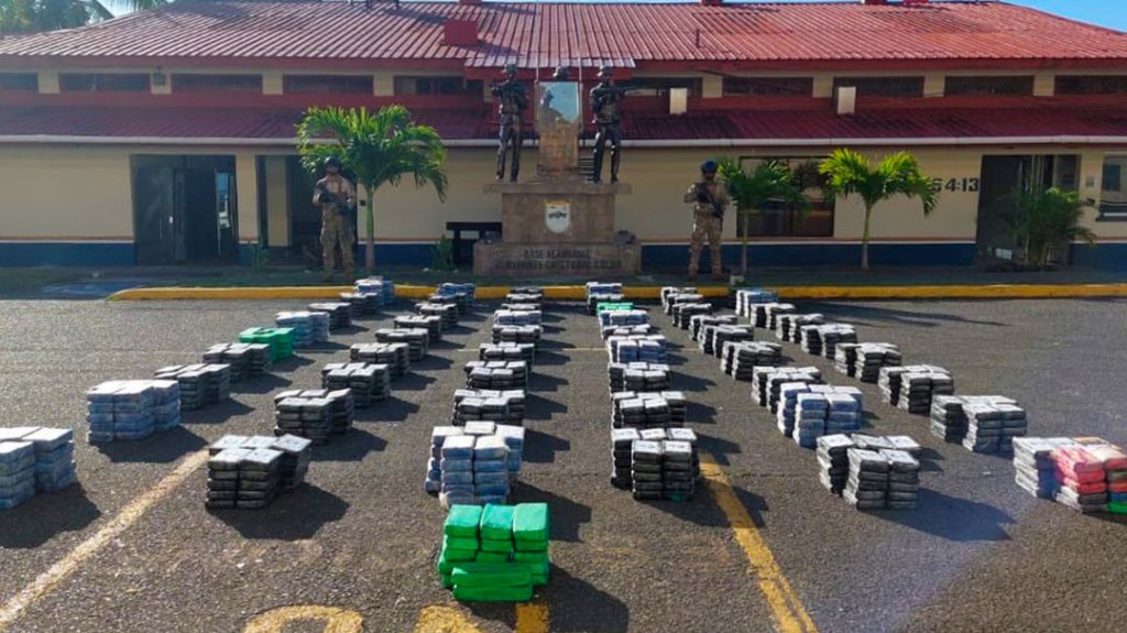  Incautan 5,5 toneladas de cocaína en el Caribe en operativo multinacional liderado por Colombia 