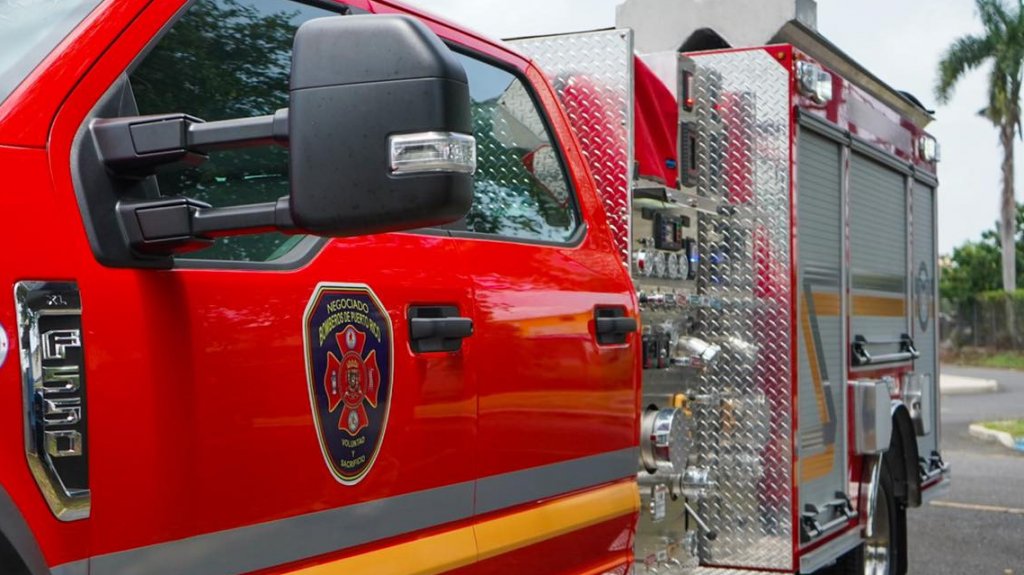  Bomberos atienden incendio en techo de Plaza del Mercado en R&iacute;o Piedras 