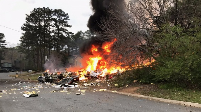 Video: Una avioneta se estrella contra una casa en Georgia