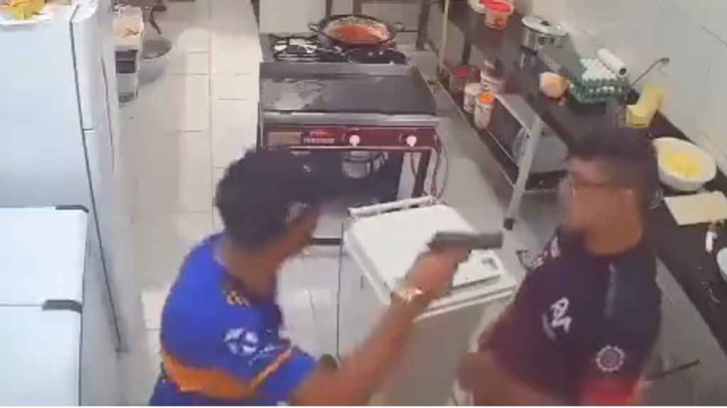  Video: Asaltaba a un cocinero y le metieron con un “Rodillo” en la cabeza 