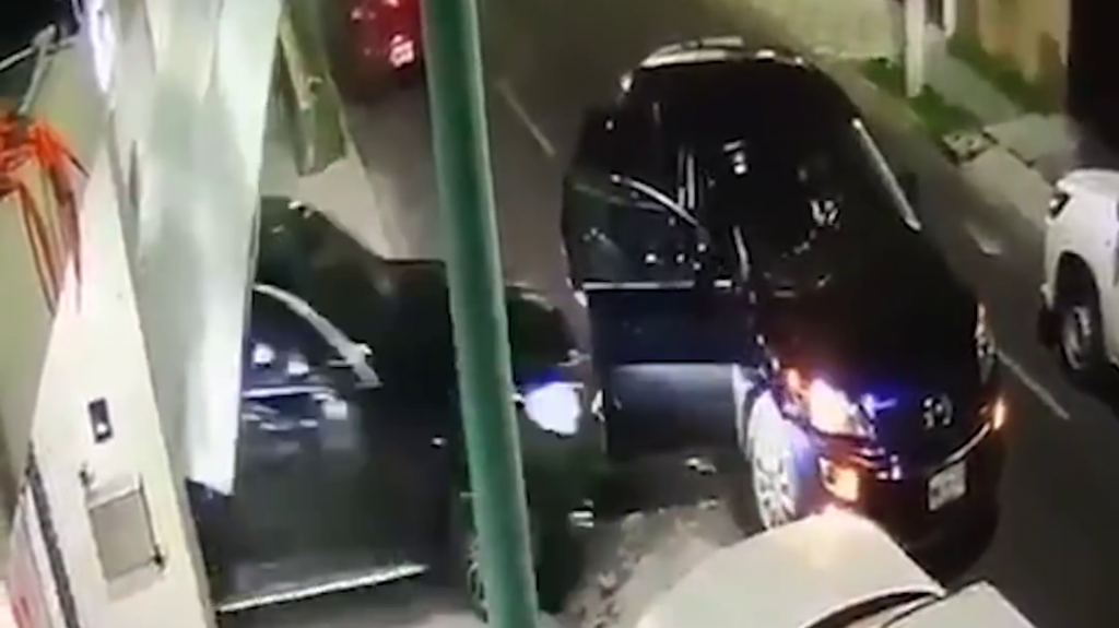  VIDEO: Un hombre atropella a delincuentes con su guagua y se salva de una asalto 