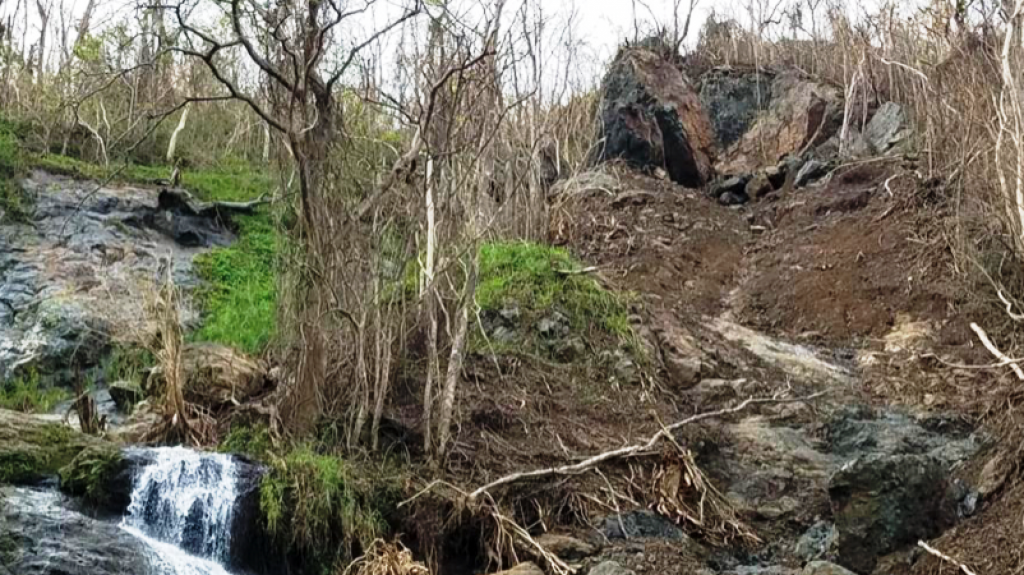  Vecinos de Morovis alertan sobre negligencia del DTOP para retirar gigantesca roca que est&aacute; a punto de caer sobre una carretera 