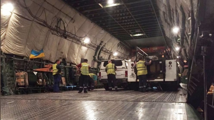 Ingenieros de T-Mobile laboran arduamente para conectar a sus clientes