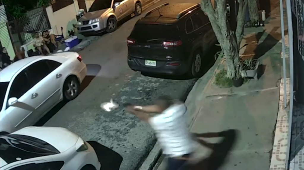  Video: Policía Dominicano le cae a tiros a varios “cacos” que asaltaban ciudadanos 