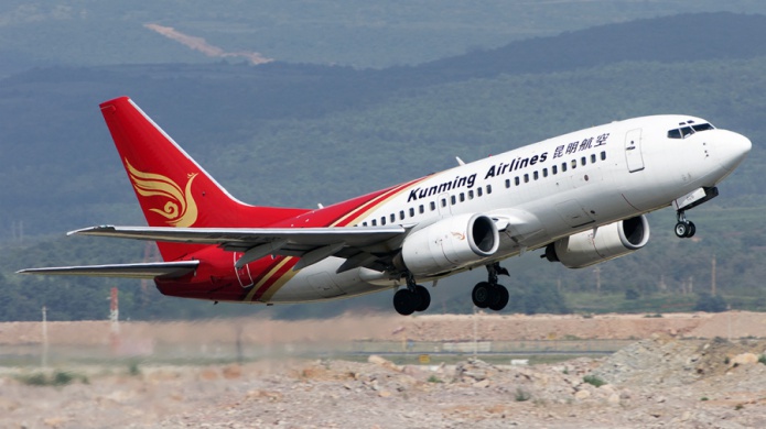 Meten a azafatas en el compartimento de equipaje de mano como 'ritual de iniciaciÃ³n'