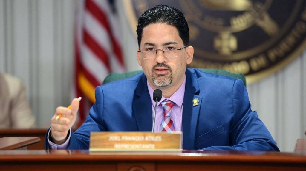  Legislador del PNP se opone al cierre de escuelas 