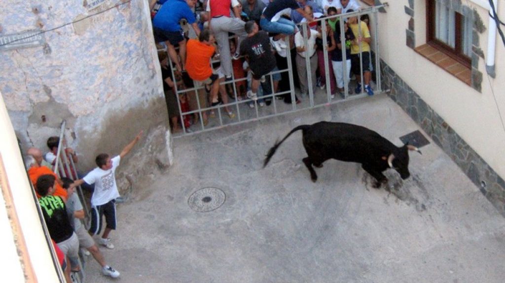  Video:Un hombre muere en un encierro de Espa&ntilde;a despu&eacute;s de que un toro lo cornee m&aacute;s de medio minuto 