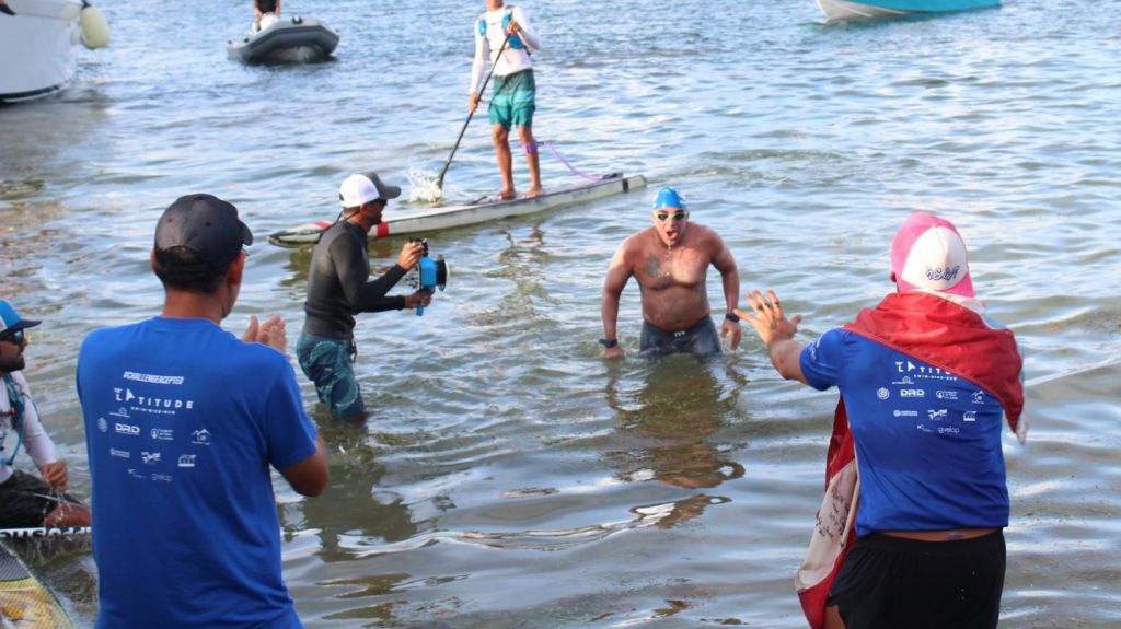  Boricua busca r&eacute;cord Guinness nadando 30 horas seguidas en piscina de Guaynabo con el objetivo de recaudar fondos para damnificados por terremoto 