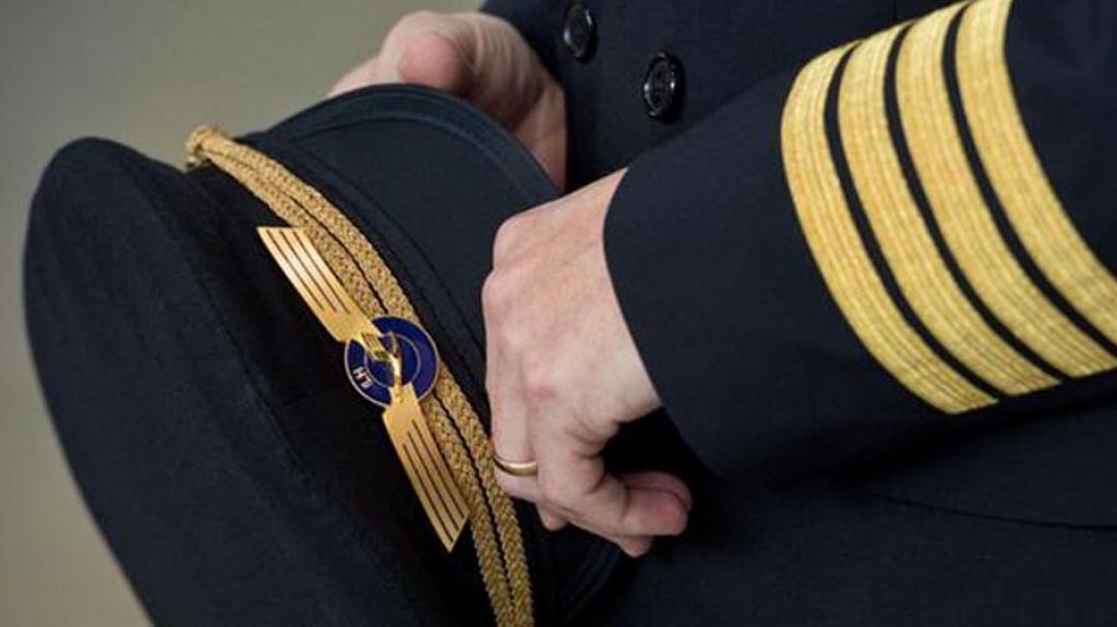  Foto: Se viste como piloto para tener privilegios en aeropuerto, pero fue arrestado minutos antes de abordar 