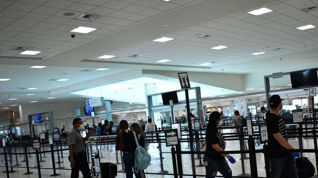  Pasajero se quita la ropa en el ares de cotejo del Aeropuerto Luis Mu&ntilde;oz Mar&iacute;n 