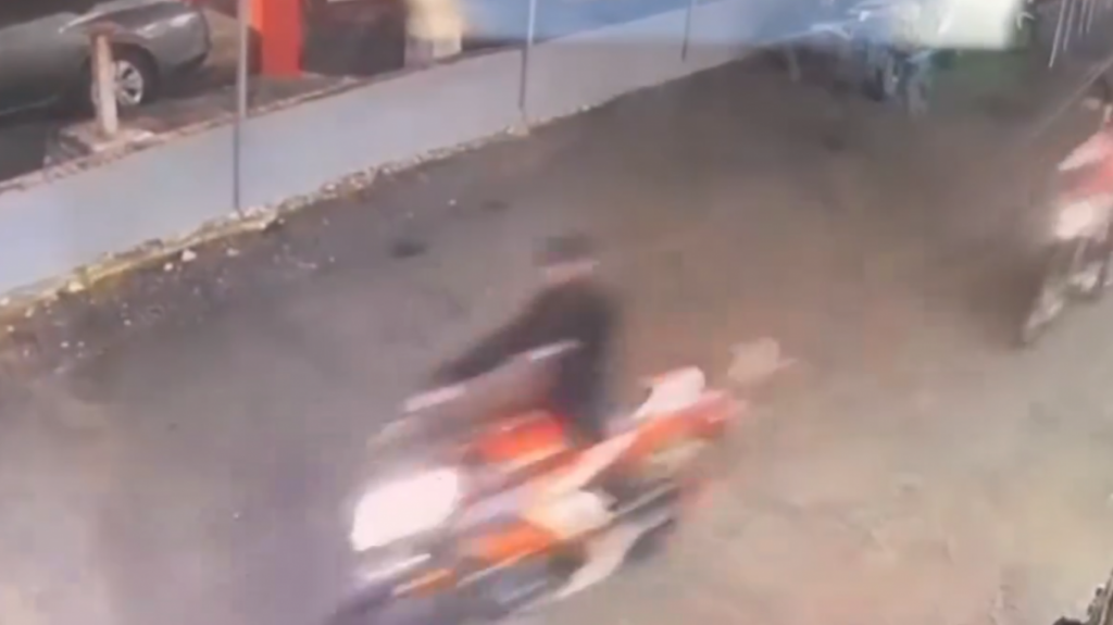  Publican video del momento en que 18 &ldquo;Cacos&rdquo; roban motoras en Dealer de Dorado 