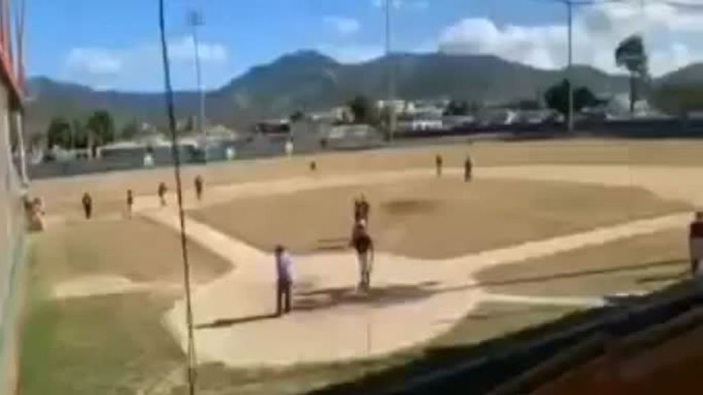  En video momento del temblor durante un juego de pelota en Guayama 
