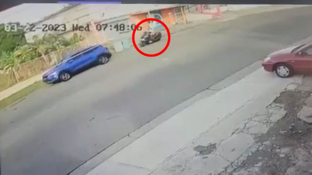  Video: C&aacute;maras captan momento en que motociclista en Trujillo Alto &ldquo;le mete&rdquo; por detr&aacute;s a auto estacionado 