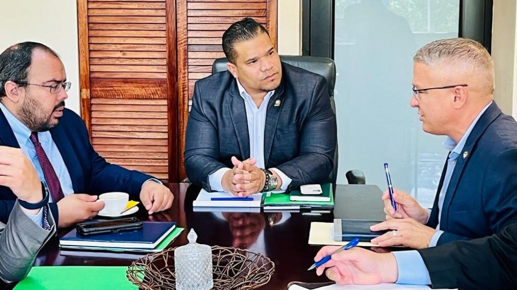  Secretarios del DSP y Educaci&oacute;n conversan con representante Jos&eacute; &ldquo;Memo&rdquo; Gonz&aacute;lez sobre seguridad en las escuelas ante posibles tiroteos 