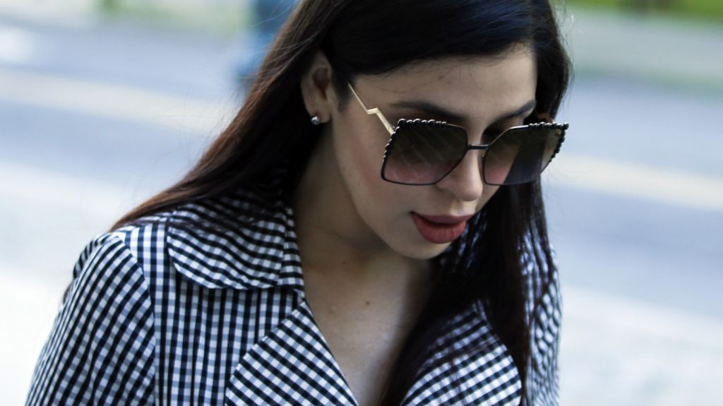  Esposa del "Chapo" Guzm&aacute;n crea marca de ropa basada en el narcotraficante 