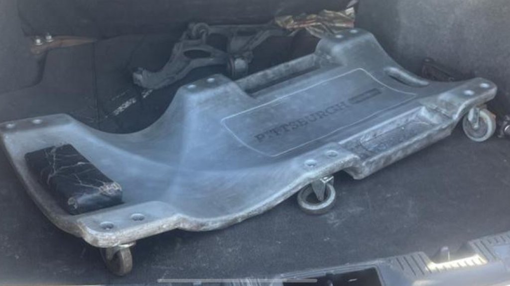  Roba catal&iacute;ticos deja su &ldquo;camilla de mec&aacute;nico&rdquo; en Walmart de Hatillo 