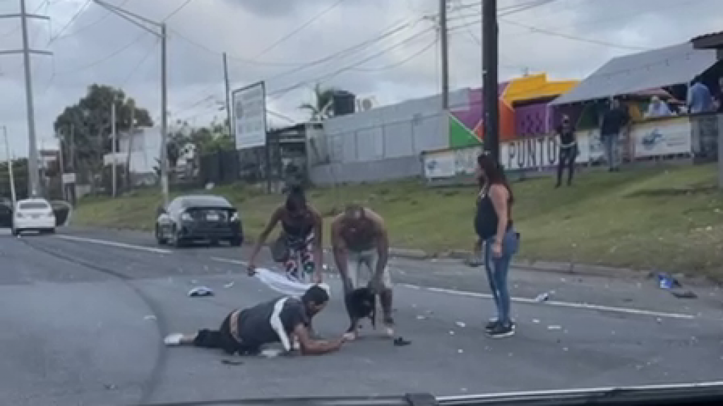  Video: Momento en que auto que rebas&oacute; luz roja impacta motociclista en San Juan 