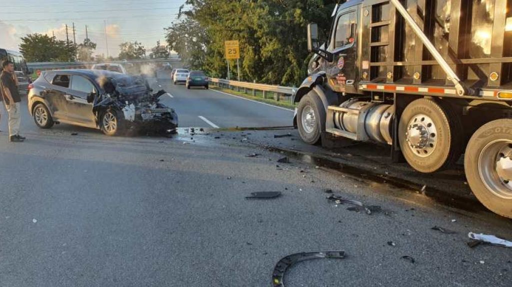  Publican video del momento en que intentan rescatar mujer que muri&oacute; en accidente de auto en la Baldorioty 