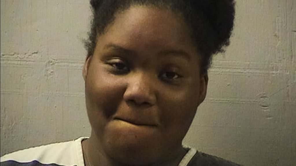  VIDEO: Una maestra discapacitada es brutalmente agredida en EE.UU. por una estudiante presuntamente a ra&iacute;z del reto de TikTok de :abofetear a un profesor: 