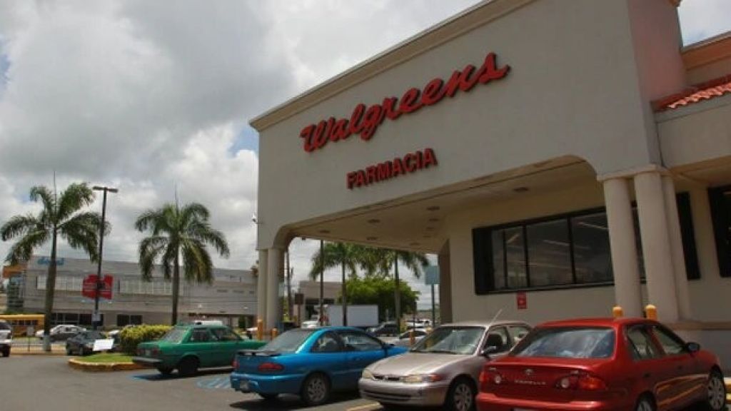  Dej&oacute; 20 mil d&oacute;lares dentro del auto estacionado en Walgreens de Carolina y adivinen que pas&oacute; 