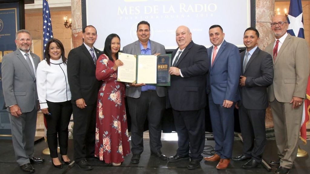  Presidente de la C&aacute;mara de Representantes rindehomenaje a estaciones de radio cristianas y seculares 