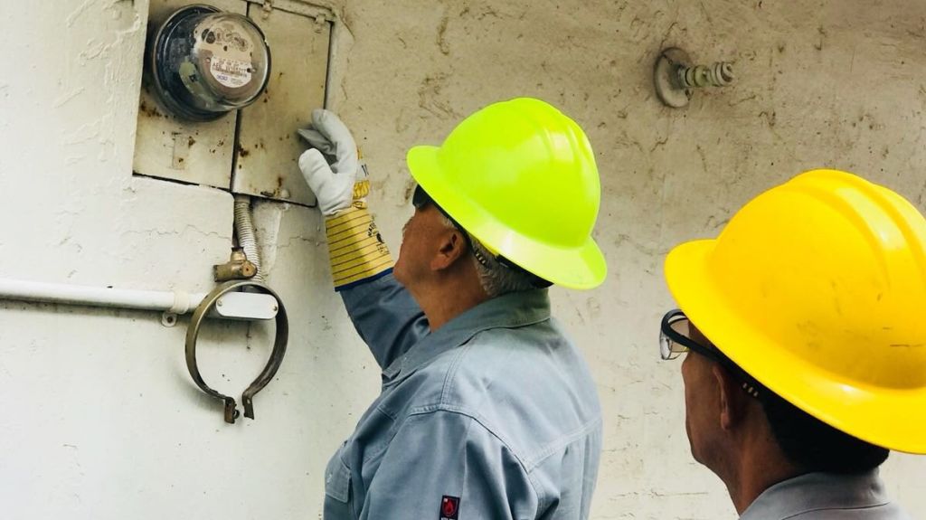  Trabajadores de la AEE ayudan a anciano residente en Adjuntas que permanec&iacute;a desde el cicl&oacute;n Irma sin electricidad 