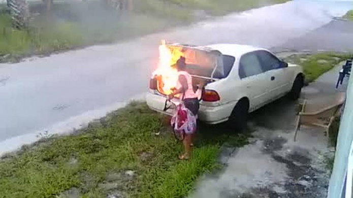 Quiso incendiar el carro de su ex novio, pero quemÃ³ el equivocado