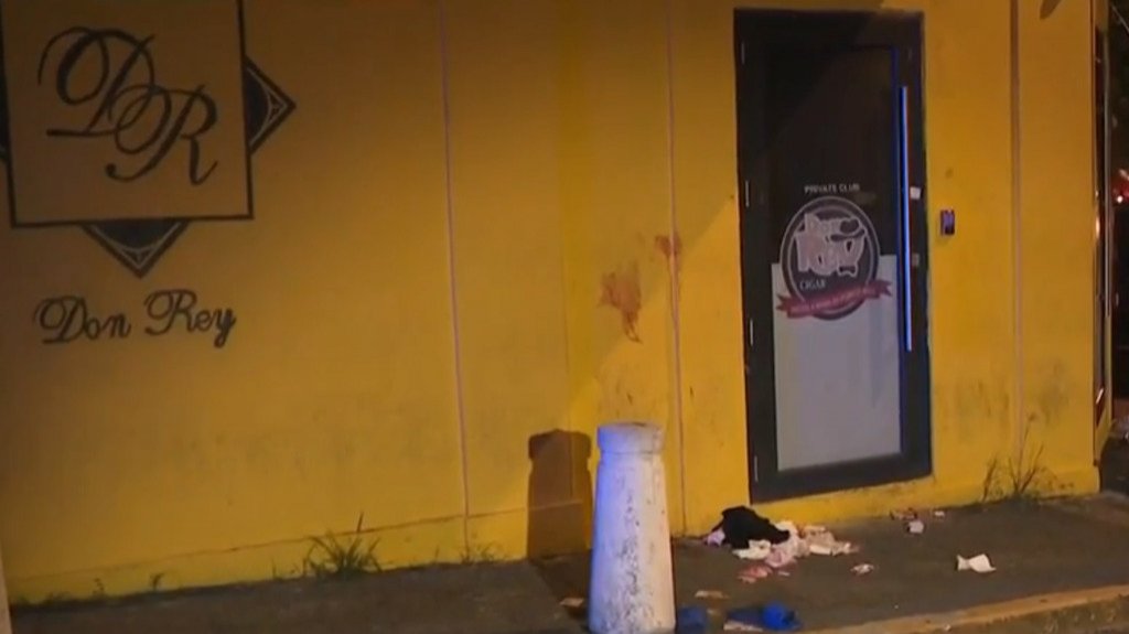  En video momento que apu&ntilde;alan turista en la Placita de Santurce 