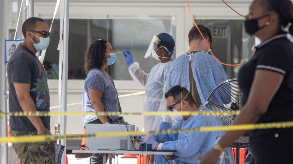  Florida anuncia brusca alza de 7.500 casos por el retraso de un laboratorio 