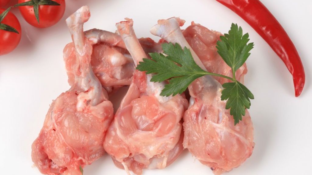  VIDEO: P&aacute;nico en la mesa por un trozo de pollo "demasiado crudo" que escapa del plato 