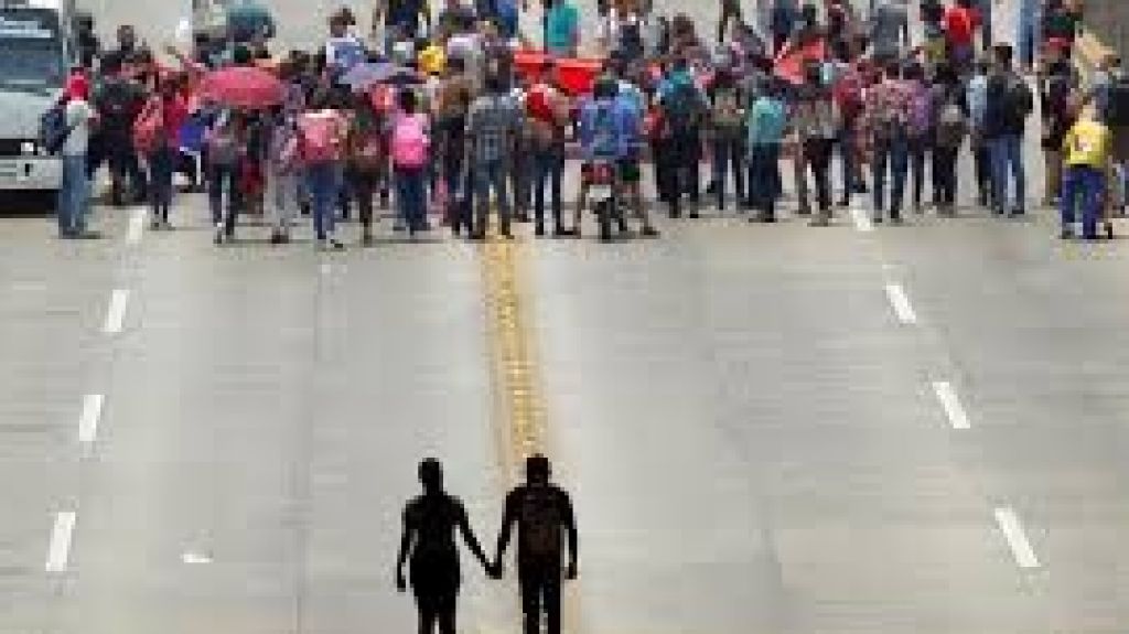  Vea video: Enfrentamientos entre polic&iacute;a y manifestantes hondure&ntilde;os en protestas por educaci&oacute;n y salud 