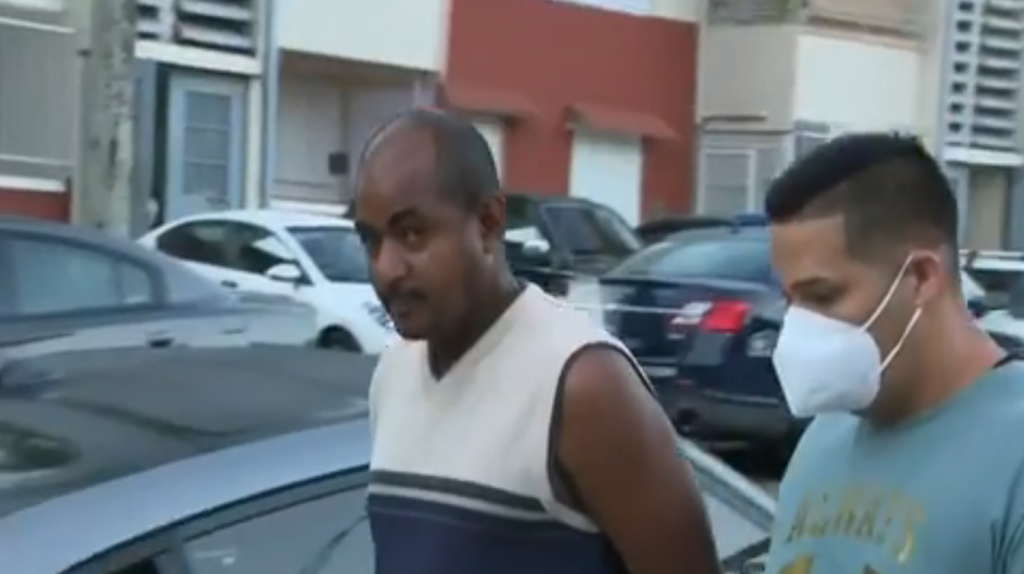  Video: 6 hombres y dos mujeres, arrestados durante operativo en residencial de San Juan 