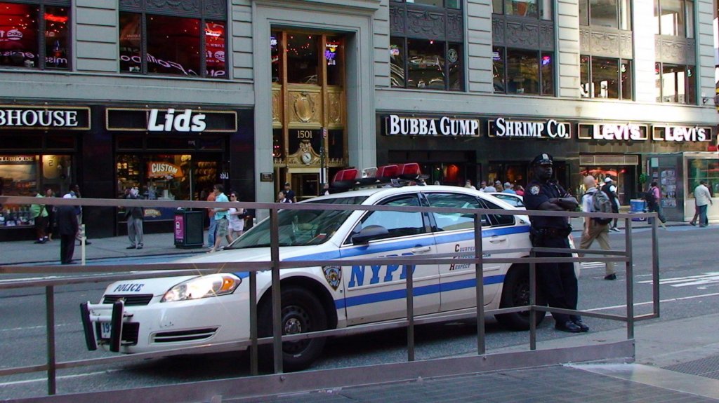  Religiosos piden a jefe polic&iacute;a latino de Nueva York que reconsidere su renuncia 