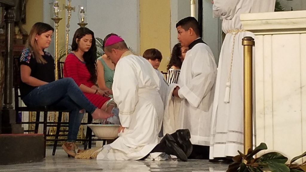  Arzobispo de San Juan lava los pies a 12 ni&ntilde;os en misa sacra del Jueves Santo 