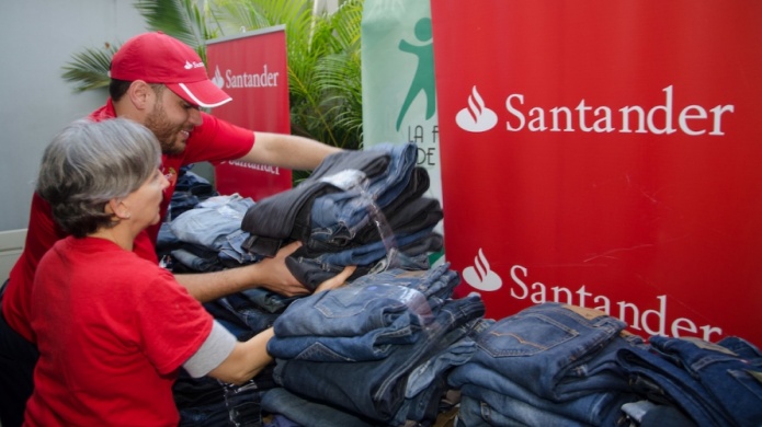 Santander entrega sobre mil artÃ­culos de ropa e higiene para personas sin hogar en la isla