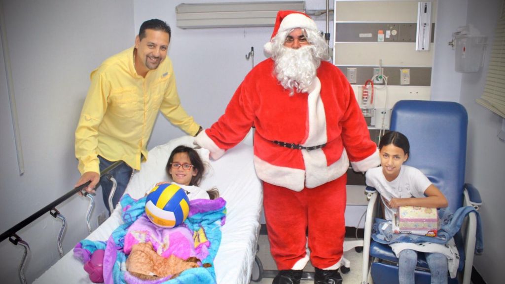  Senador P&eacute;rez llega con Santa Claus a hospital de Vega Baja 