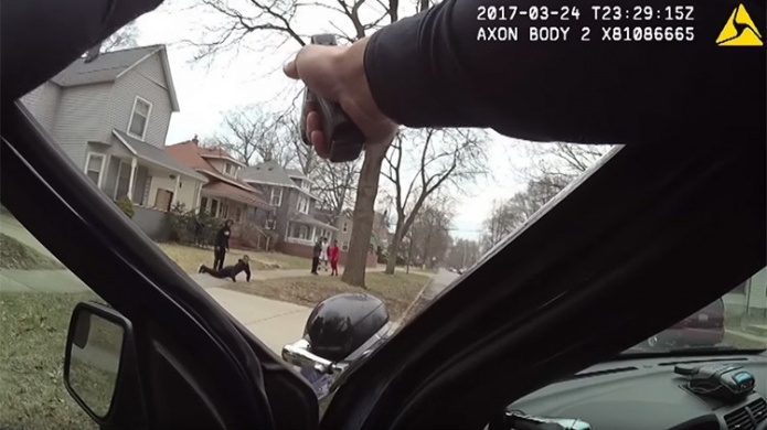 VIDEO: PolicÃ­as de EE.UU. apuntan con las pistolas a unos niÃ±os que jugaban al bÃ¡squet