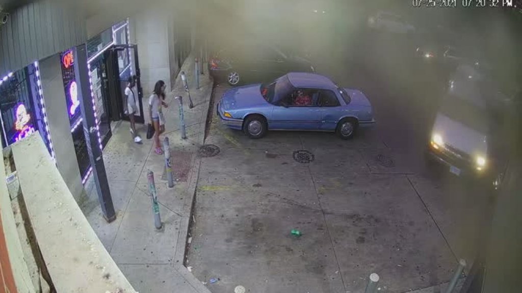  Video: Momento en que una conductora ebria impacta dos mujeres 