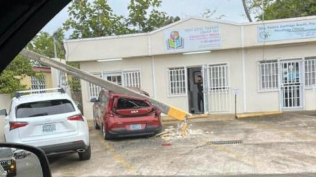  Arbol tumba poste que cae encima de carro en Arecibo 