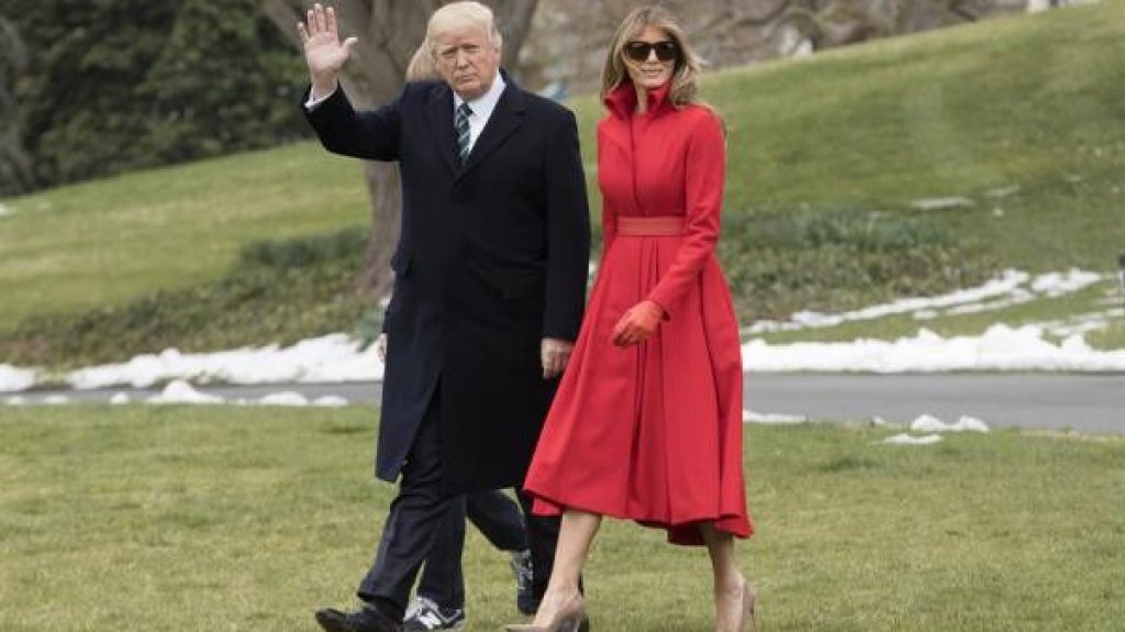  Avistan camiones de mudanza en el club de Trump en Florida 