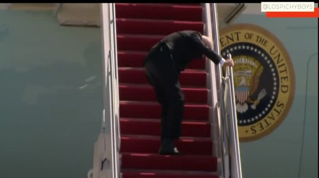  Viral video de presidente Joe Biden, se cay&oacute; 3 veces subiendo al avi&oacute;n presidencial 