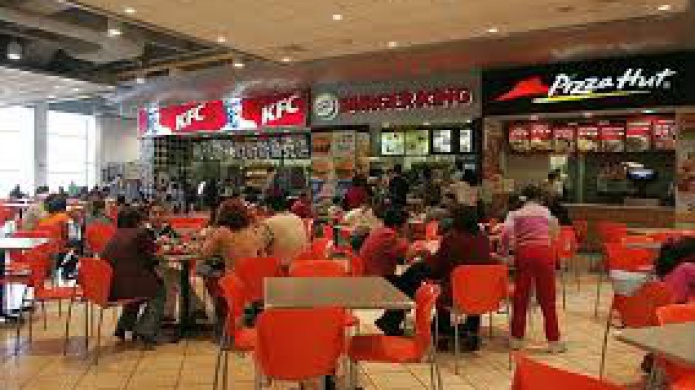 Obligados "Fast Food" A darte agua por refresco sin cobrar adicional 